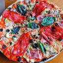 Pizza Capricciosa : La Fabbrica Pizzería