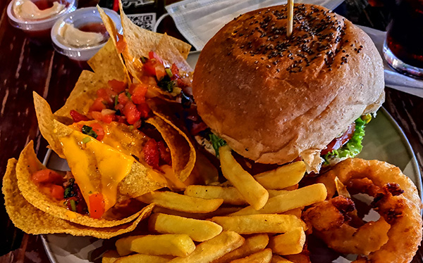 Hamburguesa con Tocineta, La 47 Street Food, San Pedro,  San José