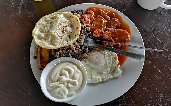 Pinto con Carne en Salsa - Soda y Mirador Cinchona, Alajuela, Costa Rica