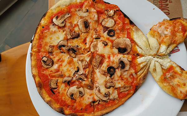Pizza Jamón y Queso - La Fabbrica Pizzería