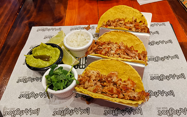 Tacos Carnitas de Cerdo : Restaurante Los Antojitos